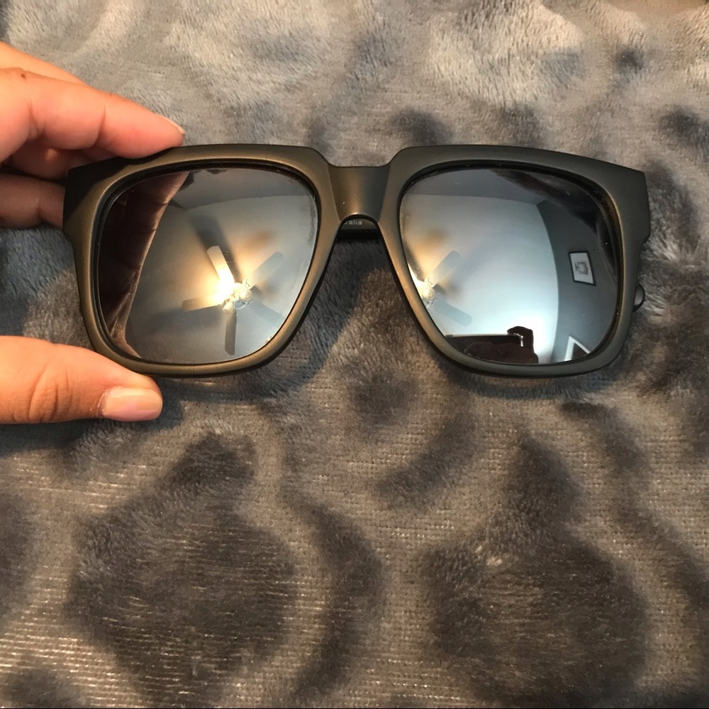 QUAY SUNGLASSES ON THE PROWL